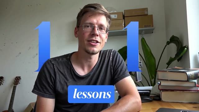 Mathloop: KI-Talking-Head-Video für Online-Nachhilfe in Mathe, eins zu eins, Sprecher mit Untertiteln und Motion-Design-Einblendungen im Format 16:9